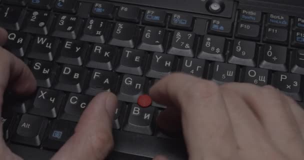 Человек печатает на клавиатуре — стоковое видео