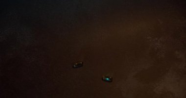 Haplar ahşap masaya düşer.