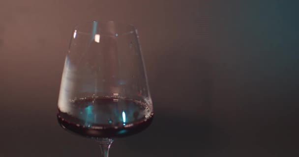 Vinho tinto ficar em um copo enevoado — Vídeo de Stock