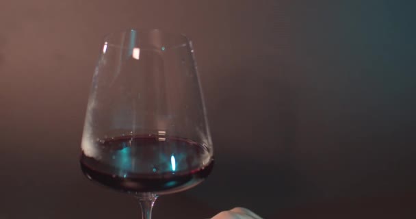 Vin rouge secouer dans un verre brouillard — Video