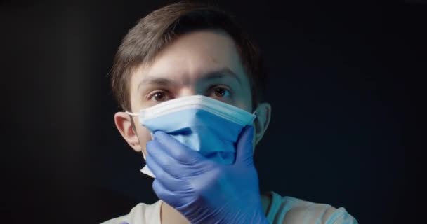 Un uomo indossa una maschera medica — Video Stock