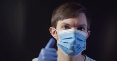 Tıbbi maske takan bir adam...