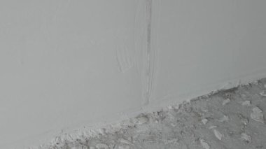 İşçi pandemik duvarlara alçı uygular