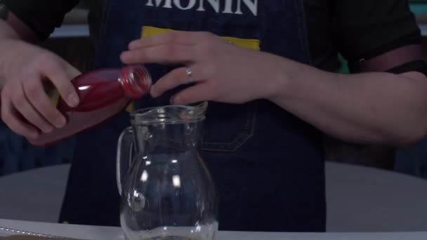 Mixing a cocktail in a jug — Stock Video