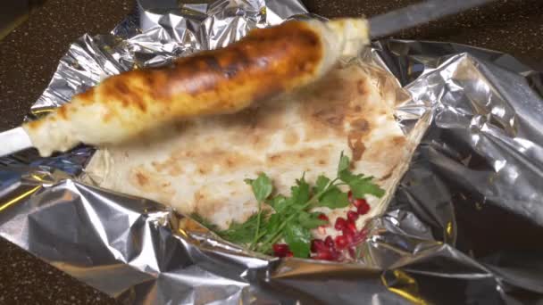 Laying khachapuri on foil for delivery — Stock Video