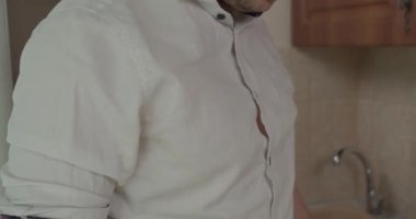 Adam bir bar önlüğü giyer