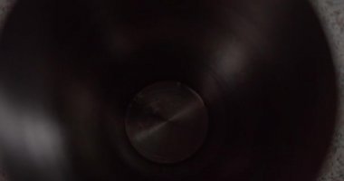 Jigger 'dan meyve suyu karıştırıcısına döküldü.