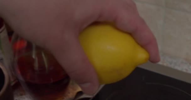 Берёт лимон и режет его. — стоковое видео
