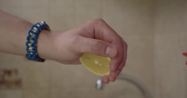 Exprime un limón en una coctelera — Vídeo de stock