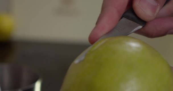 Skär små bitar ur ett äpple för dekoration — Stockvideo