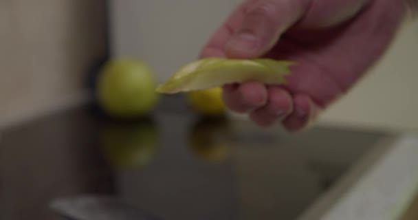 Decoración de cóctel de manzana en rodajas diapositiva suave — Vídeo de stock