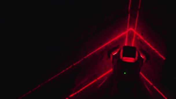 Preparando a parede para gesso com um laser de massa — Vídeo de Stock
