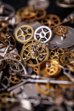 Detaylar, teknoloji. Masadaki küçük dişli yığını