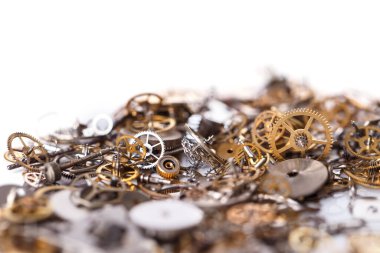 Detaylar, teknoloji. Beyaz arkaplanda küçük dişliler yığını