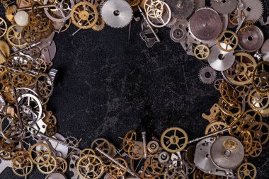 Detaylar, teknoloji. Masadaki küçük dişli yığını