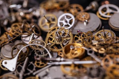 Detaylar, teknoloji. Masadaki küçük dişli yığını