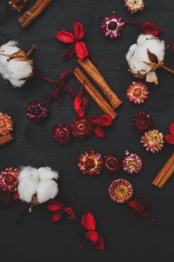 Masada kurumuş çiçekler var.