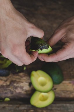Yiyecekler. Avokado temizleyen kız