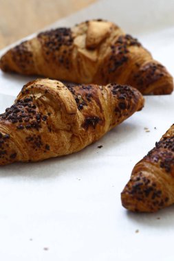 Yiyecekler. Masada lezzetli kruvasan var.