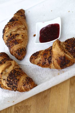 Yiyecekler. Masada lezzetli kruvasan var.