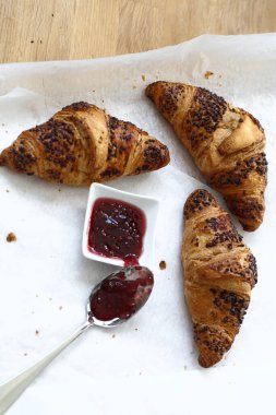 Yiyecekler. Masada lezzetli kruvasan var.