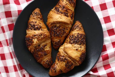 Yiyecekler. Masada lezzetli kruvasan var.