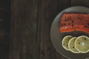 Lezzetli, çiğ somon.