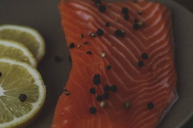 Lezzetli, çiğ somon.