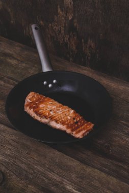 Lezzetli, ızgara somon masada.