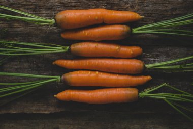 Tahta bir masada nefis havuçlar.