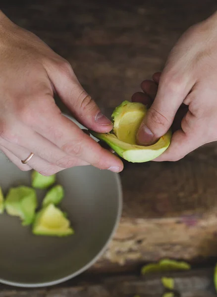 Food Girl Cleaning Avocado — Stock Photo, Image