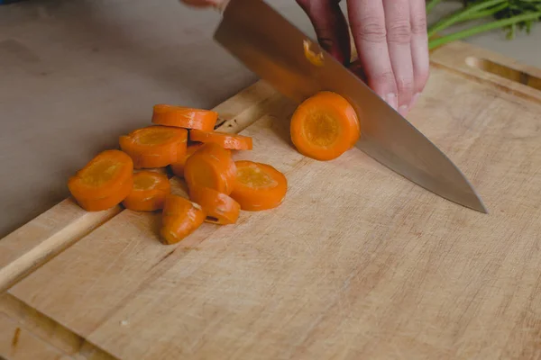 Food Natural Guy Cuts Carrot — Stock Photo, Image