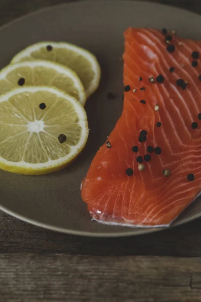 Delicioso Salmão Cru Mesa — Fotografia de Stock