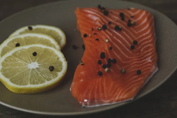 Delicioso Salmão Cru Mesa — Fotografia de Stock