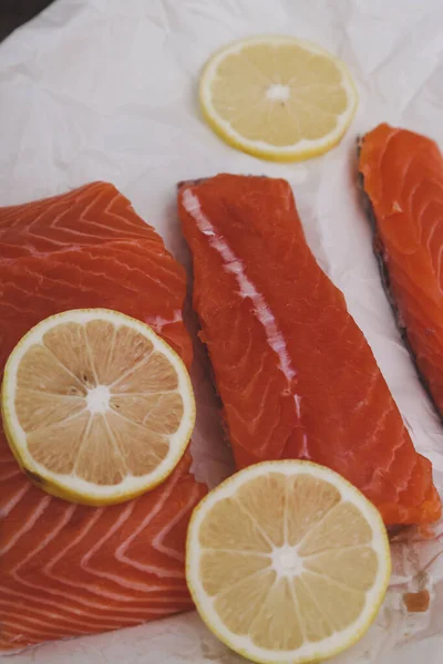 Delicioso Salmón Crudo Con Limón Mesa — Foto de Stock