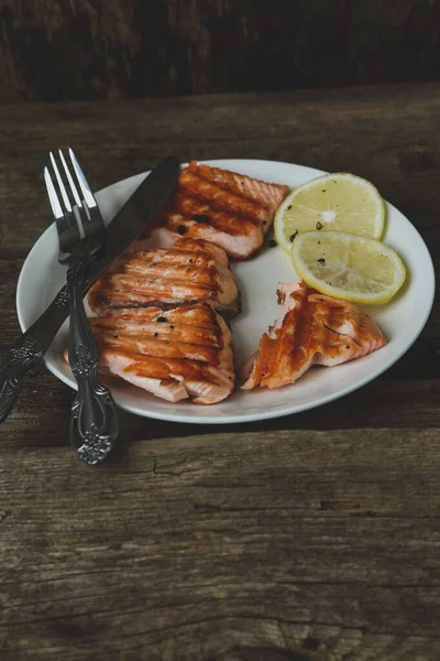 Delicioso Salmão Grelhado Mesa — Fotografia de Stock