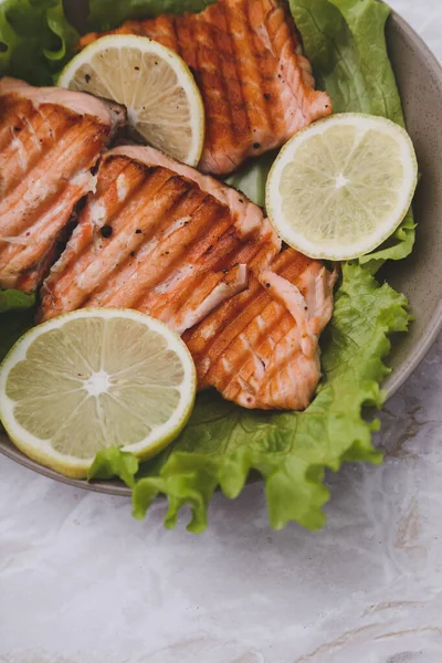 Delicioso Salmão Grelhado Mesa — Fotografia de Stock