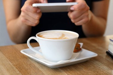 Kahve. Kahve fincanlı kız.