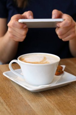 Kahve. Kahve fincanlı kız.