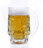 sklenice piva na bílém pozadí