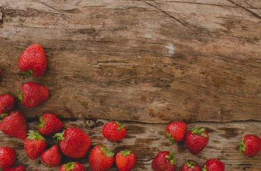 Ahşap masada lezzetli meyveler