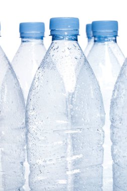 Beyaz arkaplanda boş su şişesi