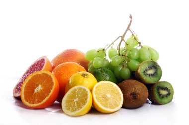 Taze ve ıslak meyveler. 