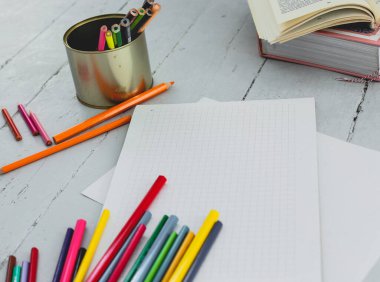 Okul, eğitim. Masadaki boş not defteri.