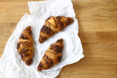 Yiyecekler. Masada lezzetli kruvasan var.