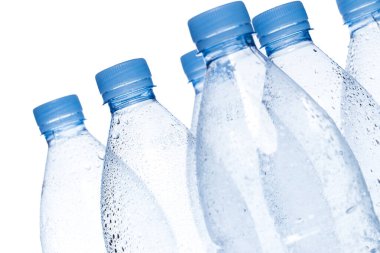 Beyaz arkaplanda boş su şişesi