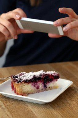 Kahve. Tatlı turtalı ve cep telefonlu kız.