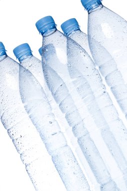 Beyaz arkaplanda boş su şişesi