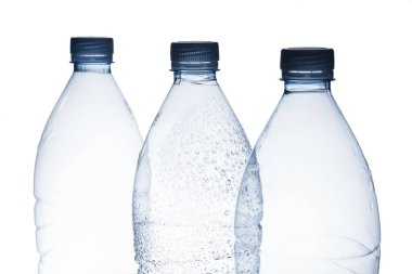 Beyaz arkaplanda boş su şişesi