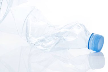 Yararlanma. Boş, ezilmiş su şişesi beyaz arka planda